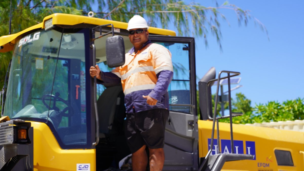 Austrade's tweet photo. #HallContracting is helping the #PacificIslands tackle #ClimateChange. It has delivered coastal protection and land reclamation schemes in #Fiji, #Tuvalu and other nations.
Read how @Austrade is helping businesses work toward Net Zero: https://t.co/ZMd0BYFhDl https://t.co/honKoH7KE5