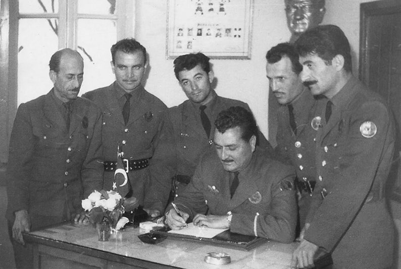 Aziziye Karakolunda görevli polislerimiz...

🗓 1960’lı yıllar

📍 İzmir

#TarihtePolis
#Tbt