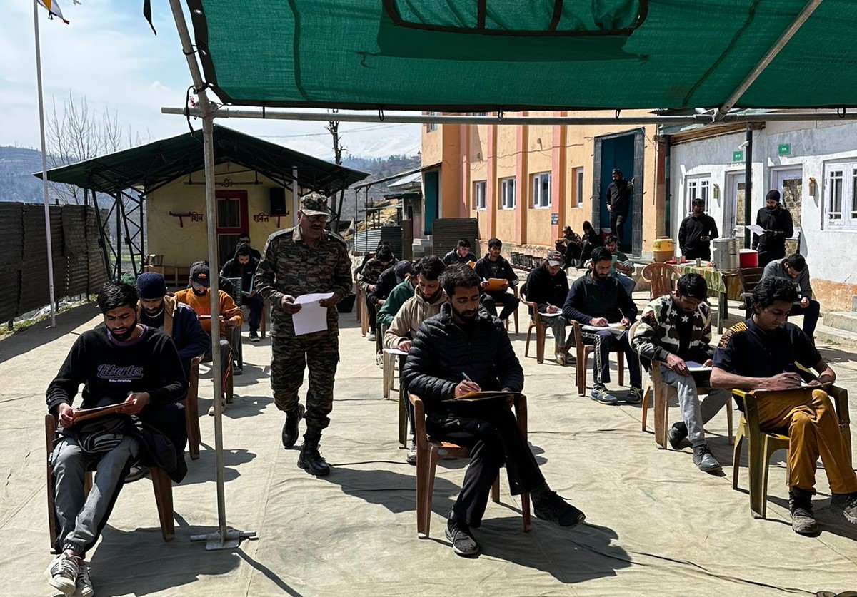 ChinarcorpsIA's tweet photo. 'Agniveer pre-recruitment training for Youth'

#ChinarWarriors organised #Agniveer pre-recruitment training for #youth at Koil, #Pulwama & Humpur, #Budgam to guide & assist aspirants in their preparation to join the #IndianArmy & further strengthen the soldier-citizen connect in #Kashmir.

@adgpi
@NorthernComd_IA