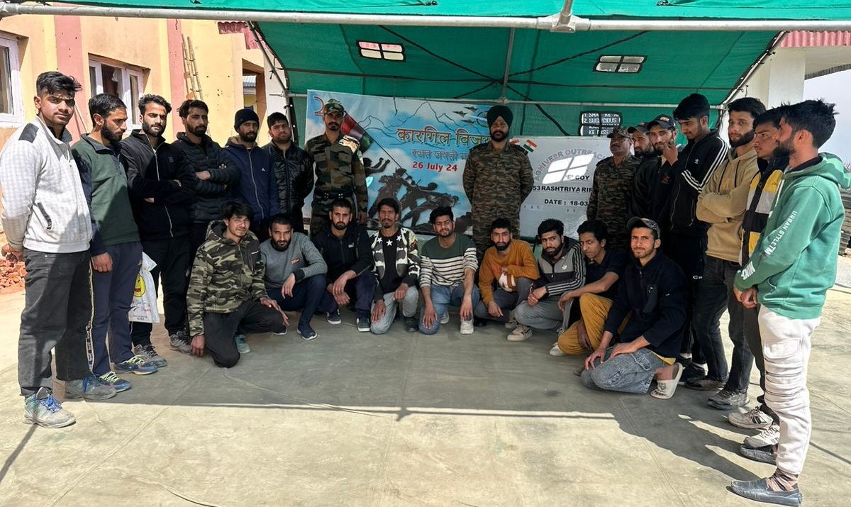 ChinarcorpsIA's tweet photo. 'Agniveer pre-recruitment training for Youth'

#ChinarWarriors organised #Agniveer pre-recruitment training for #youth at Koil, #Pulwama & Humpur, #Budgam to guide & assist aspirants in their preparation to join the #IndianArmy & further strengthen the soldier-citizen connect in #Kashmir.

@adgpi
@NorthernComd_IA