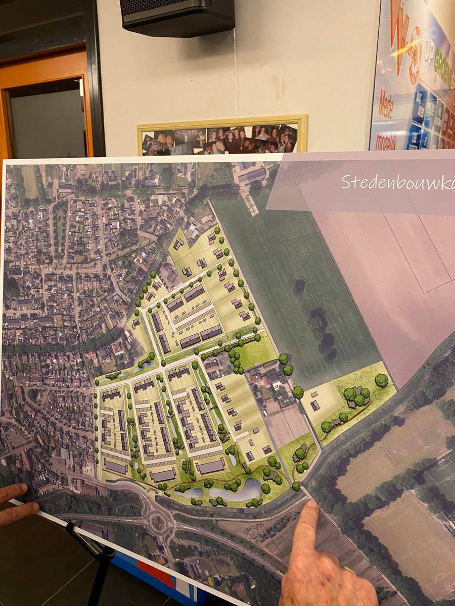 ONPLzundert's tweet photo. Gisterenavond organiseerde SoMa Vastgoed een inloopavond in de kantine van V.V. Moerse Boys om hun bouwplannen voor Klein Zundert te presenteren. Het gaat om een nieuwe woonwijk met 160 woningen die zou komen in de omgeving van de Stuivezandseweg. ONPL ging een kijkje nemen. 📸 https://t.co/yNSPO74WDZ