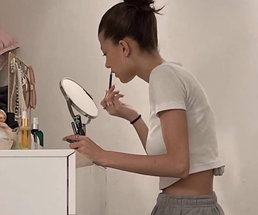 Flor at 8: 45 am when she should have left the house at 7 am