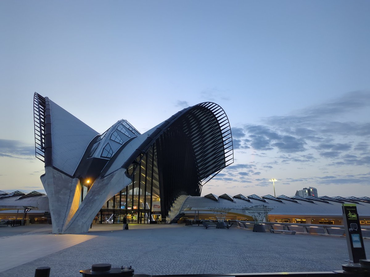 Conscrit_Neuneu's tweet photo. Étonnamment enchanté par la gare de St Exupéry TGV au petit matin. https://t.co/ClJptXBxkA