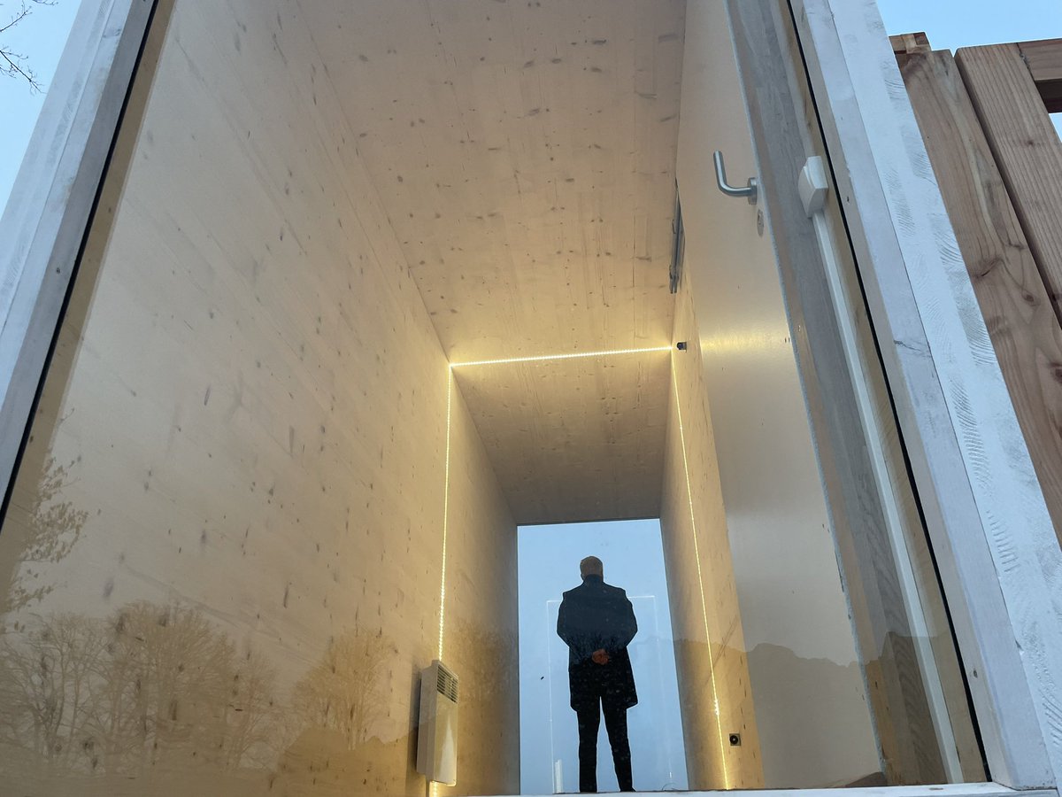 Caen. Jeudi 21 mars, 7 h 10, Joël Bruneau, maire de Caen (Calvados) est  entré dans l objet-abri installé sur les remparts du château, côté rue de Geôle. Pendant une heure, il scrute la ville depuis cette cage transparente.