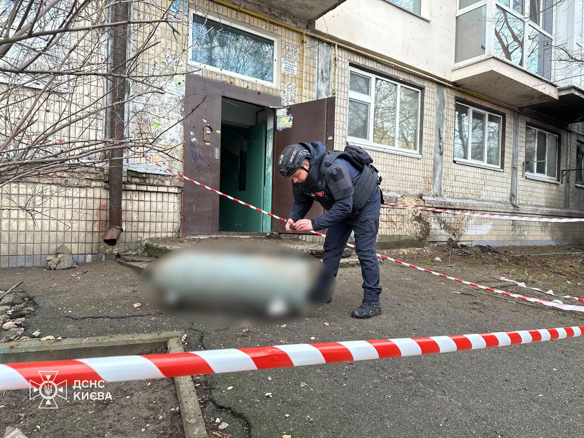 SESU_UA's tweet photo. Масована атака на Київ

Вранці 21 березня ворог здійснив чергову ракетну атаку на столицю. Вибухи пролунали у Подільському, Шевченківському та Святошинському районах.

❗️ Попередньо, внаслідок обстрілу постраждало 10 осіб, з них дитина. Загалом евакуйовано 79 осіб. https://t.co/94GWsS1rC7