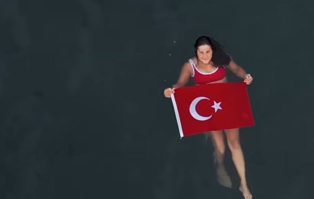 🇹🇷 22 yaşındaki açık deniz yüzücüsü Muğlalı Aysu Türkoğlu, Yeni Zelanda'daki Cook Boğazı geçişini 7 saat 21 dakika 40 saniyede tamamladı.İşte bu abartılmalı 👏🏼👏🏼👏🏼#SonDakika #Persembe #mart #koçburcu #AYTUTULMASI #Bahar
