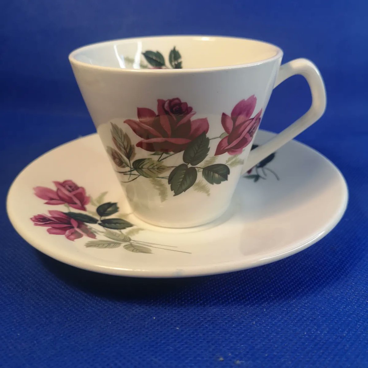 Lord Nelson tea cup and saucer. Beautiful colours and a sleek design. 1950/60s #afternoontea #1950s #vintage #english #antiquesdealer