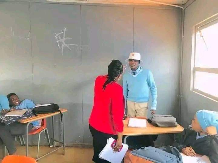 ":Urikurarirei ndichidzidzisa"
"Murikudzidzisirei ini ndichirara?"
":Buda muClass yangu"
"iClass yenyu or iPeriod yenyu ?"
":Ok chibuda muPeriod yangu"
"iPeriod yenyu or iPeriod yeShona?"
"Ndini ka ndinodzidzisa shona yacho"
"Munodzidzisa Shona or munodzidzisa isusu?"😫😫