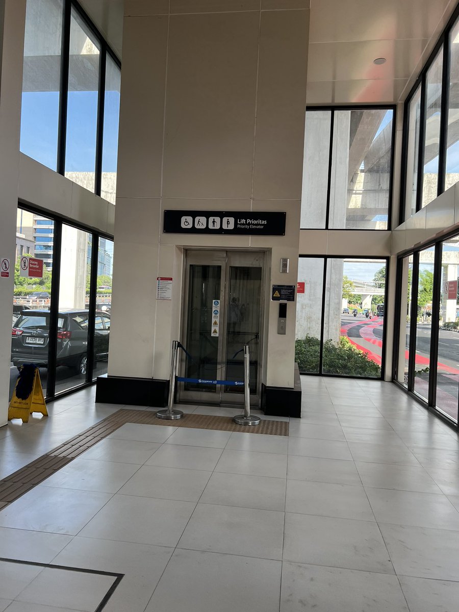 agagogo's tweet photo. Udah sebulan lebih lift @PT_Transjakarta di halte depan BNN mati. Padahal lift ini penting sekali buat oma opa yang mau check up di RS Pusat Otak Nasional yang naik bus. Can you please fix this @PT_Transjakarta? https://t.co/fOrvXpGKxa