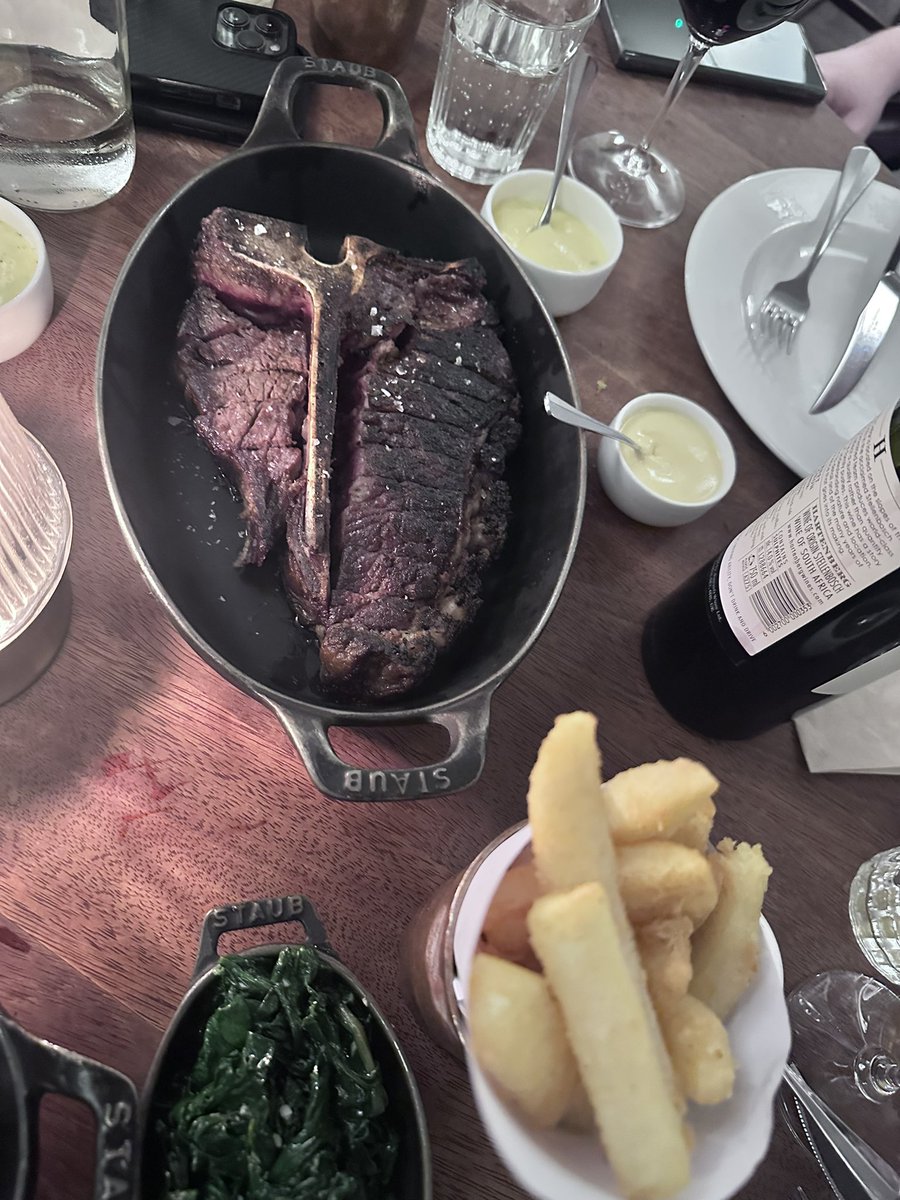 Back in London and out for a lovely meal last night with Kev … Chateau Briand, Porterhouse steak and chunky ribs with a nice 🍷 couldn’t believe how busy it was for a Wednesday night 132 in the room with 2 sittings  😳