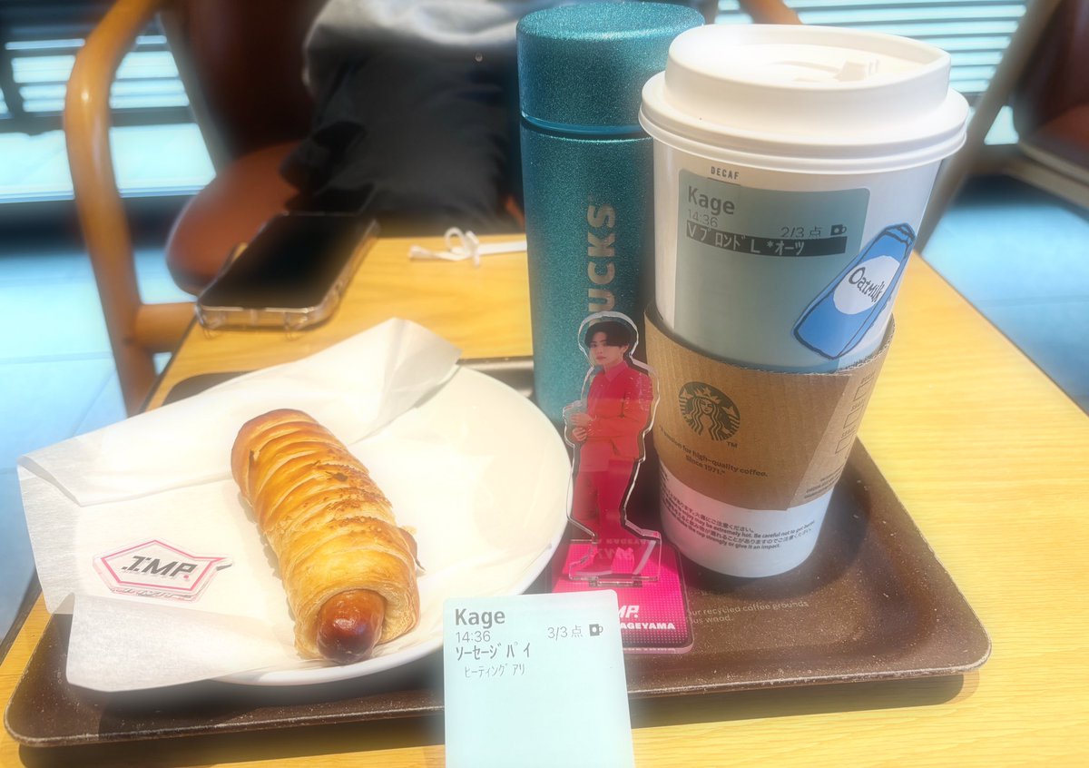 i_future_jin's tweet photo. 取り急ぎ遅めのお昼はスタバで影山セット
アイスラテベンティはBBAには辛いのでホットに、ミルクは優しいオーツへ😓
それでも飲みきれないから半分は持参した #神宮寺ブルー のマグへ💙
これからみるハコ #case3 滑り込みと #case4 見れたらいいなぁ🎤 https://t.co/tqtTvDM6IE
