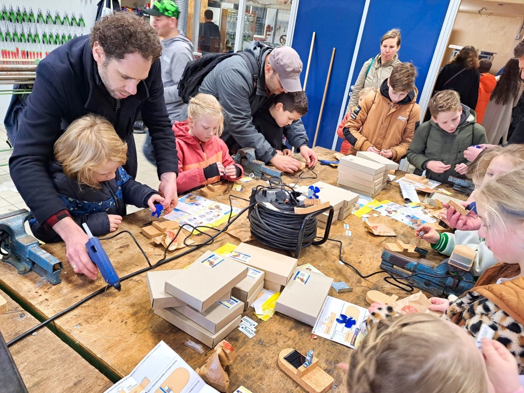 Geslaagde 3e editie Makersfestival Zwolle! Kinderen en hun ouders deden volop mee aan de techactiviteiten. Check👉techniekpactzwolle.nl/actueel-en-blo… Volgend jaar weer! Houd het in de gaten: 👉makersfestivalzwolle.nl #instroomintechnologie #techniekisvooriedereen