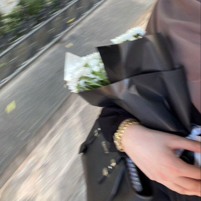 يُصاب الإنسان بأنسان أخر .
A person infects another person.🤎