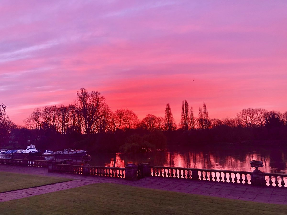 ruths_gallery's tweet photo. Oh wow what an incredible start to the day we had here at Twickenham! 

@metoffice #loveUKweather @itvlondon @bbcweather #SunriseMagic #sunrise https://t.co/bpkhgmB40K