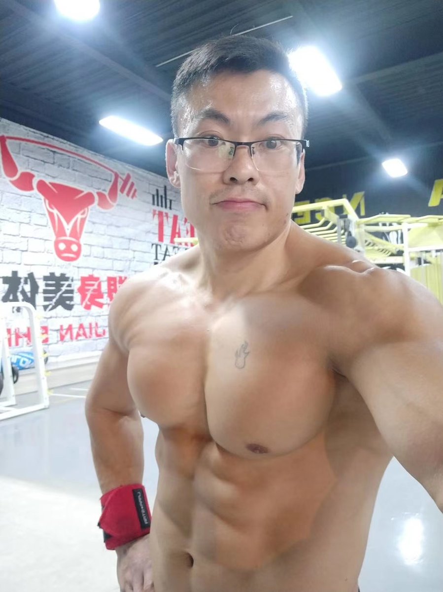 猜猜现在体脂多少。猜对有奖
#健身 #肌肉 #健身教练 #帅哥 #腹肌 #胸肌 #壮熊