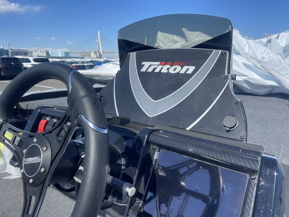 fusionkasumi's tweet photo. 本日は横浜へ遂に日本に初上陸したTriton
20XPを引き取りに行ってきました‼️
ブラックにシルバーフレークが映えてます😃
#bps
#bass_pro_support
#フュージョン霞ヶ浦
#稲フォルニア
#バスプロサポート
#大山スロープ
#霞ヶ浦トーナメントプレイス
#tritonboats
#20XP https://t.co/Zd7fxZIGj8