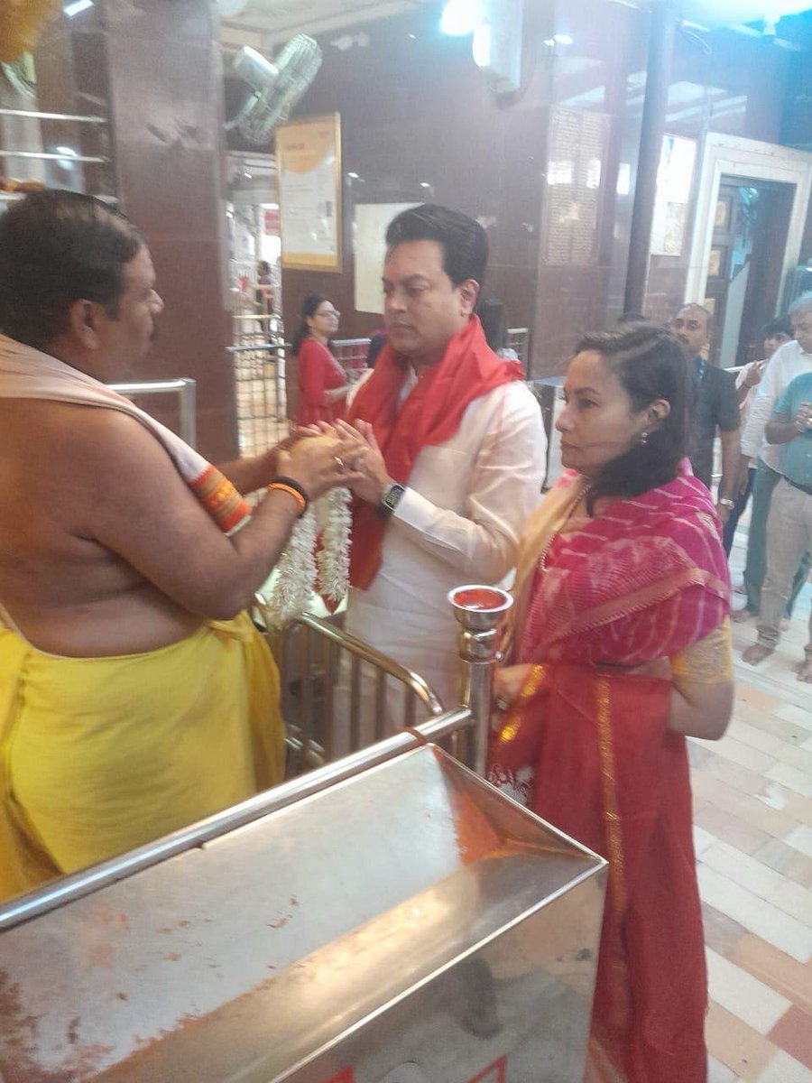 AmitV_Deshmukh's tweet photo. माझ्या वाढदिवसाच्या निमित्ताने आज सकाळी पत्नी सौ.अदिती देशमुख यांच्यासह मुंबई येथील सिद्धिविनायक मंदिरात जाऊन श्री.सिद्धिविनायकाचे दर्शन घेतले.मनोभावे प्रार्थना करून आशीर्वाद घेतले.
 #श्रीसिद्धिविनायकदर्शन https://t.co/qu73pn6yct