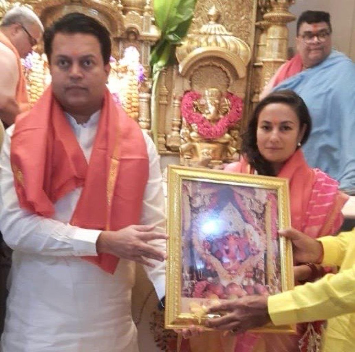 AmitV_Deshmukh's tweet photo. माझ्या वाढदिवसाच्या निमित्ताने आज सकाळी पत्नी सौ.अदिती देशमुख यांच्यासह मुंबई येथील सिद्धिविनायक मंदिरात जाऊन श्री.सिद्धिविनायकाचे दर्शन घेतले.मनोभावे प्रार्थना करून आशीर्वाद घेतले.
 #श्रीसिद्धिविनायकदर्शन https://t.co/qu73pn6yct