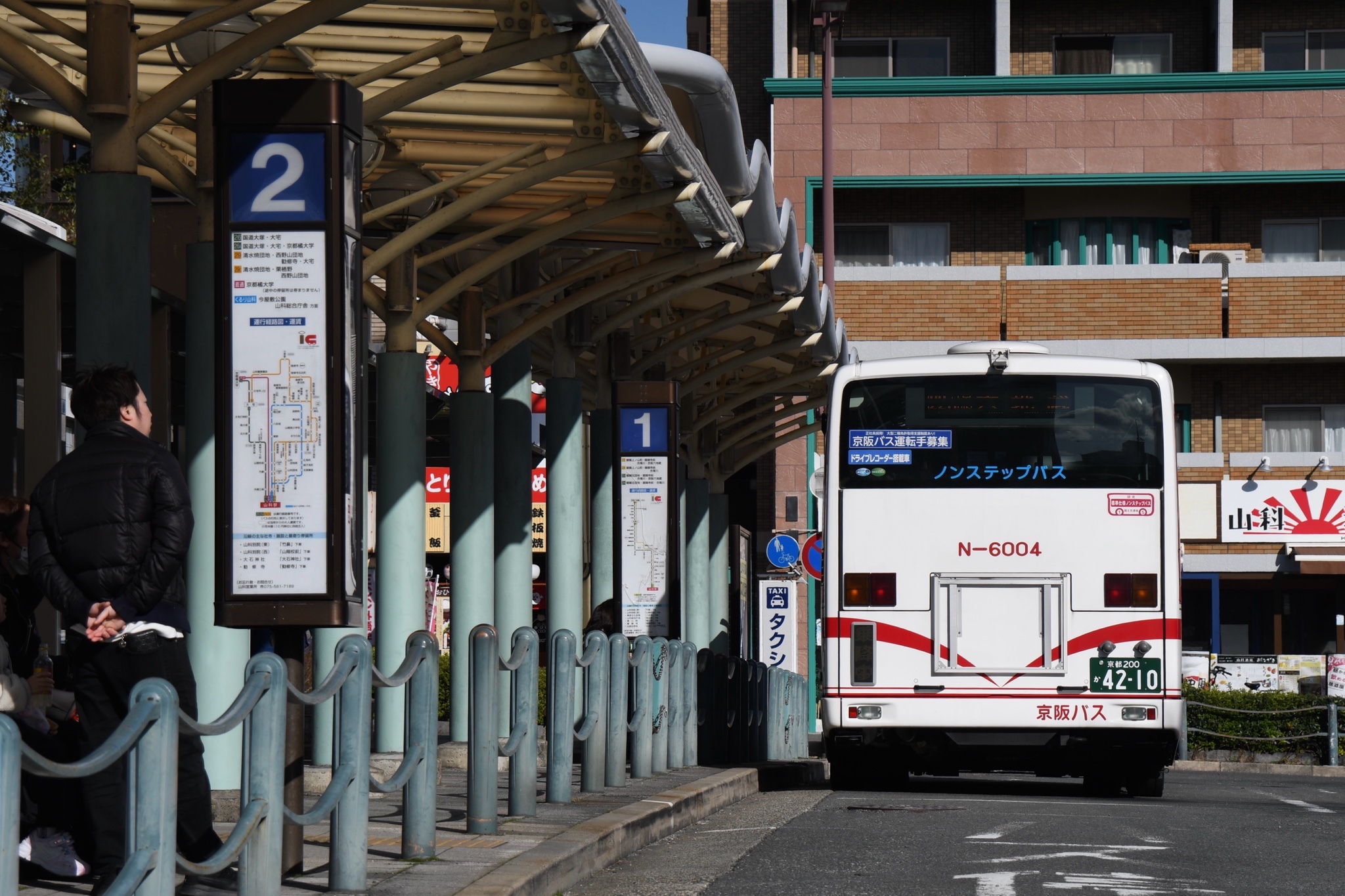 京阪バス　山科 DE3t7s0VYAACZ3e.jpg