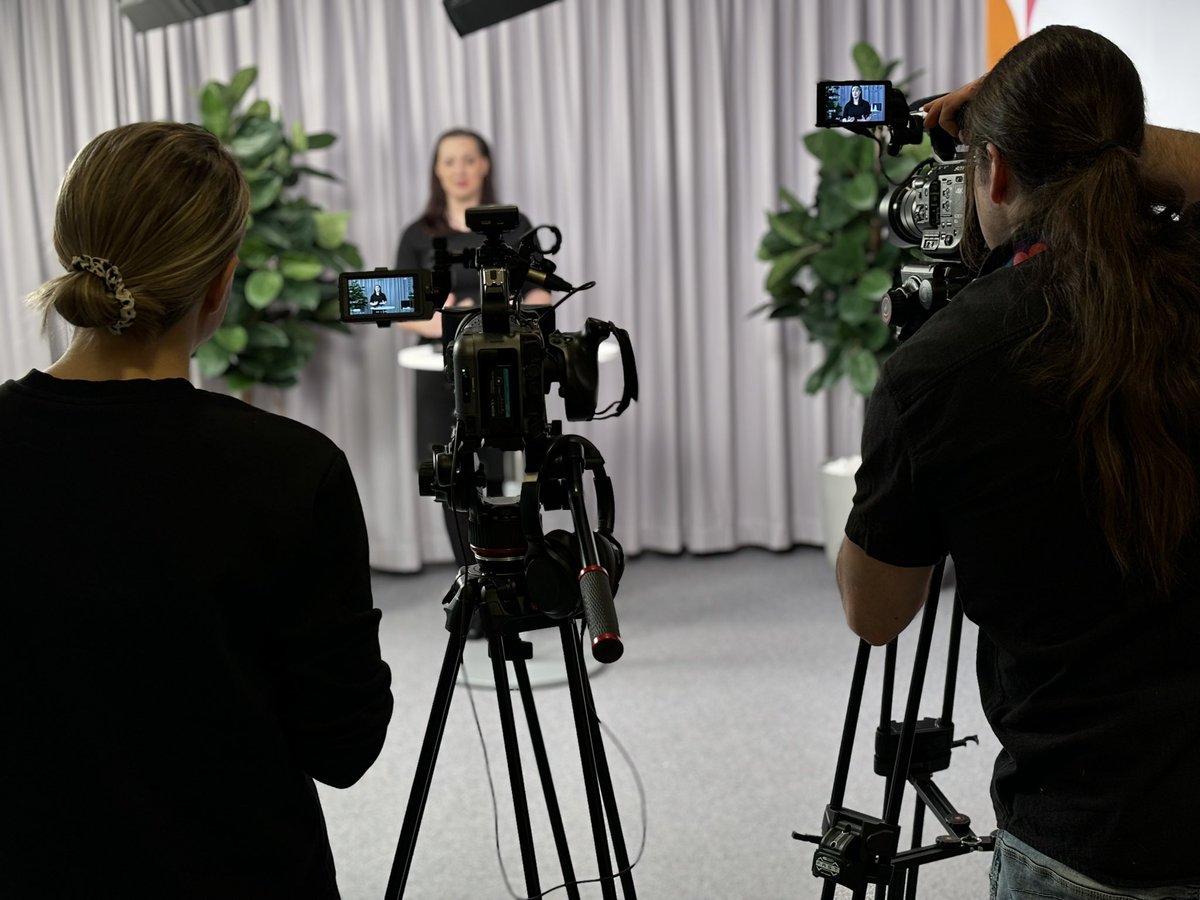 elina_kinnunen's tweet photo. Maaliskuun @Pirha_fi uutisia ryhdyttiin taas pistämään purkkiin. Uutisvideot viitotaan myös viittomakielelle. https://t.co/31tjOwUuFV