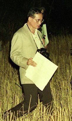 เรื่องที่ไม่เคยเป็นข่าว...'เปิดไฟรถผ่าตัดให้ชาวบ้านในทุ่ง'

การตามเสด็จฯ ออกไปทรงเยี่ยมราษฎรสมัยก่อนไม่ใช่เรื่องสบาย เพราะแต่ละแห่งที่พระบาทสมเด็จพระเจ้าอยู่หัวเสด็จฯ ไป ล้วนเป็นถิ่นทุรกันดาร สมัยนั้นพื้นที่ที่ลำบากยังไม่มีถนนดีๆ ก็มีอ่างขาง แล้วก็มีแม่แจ่ม เชียงใหม่