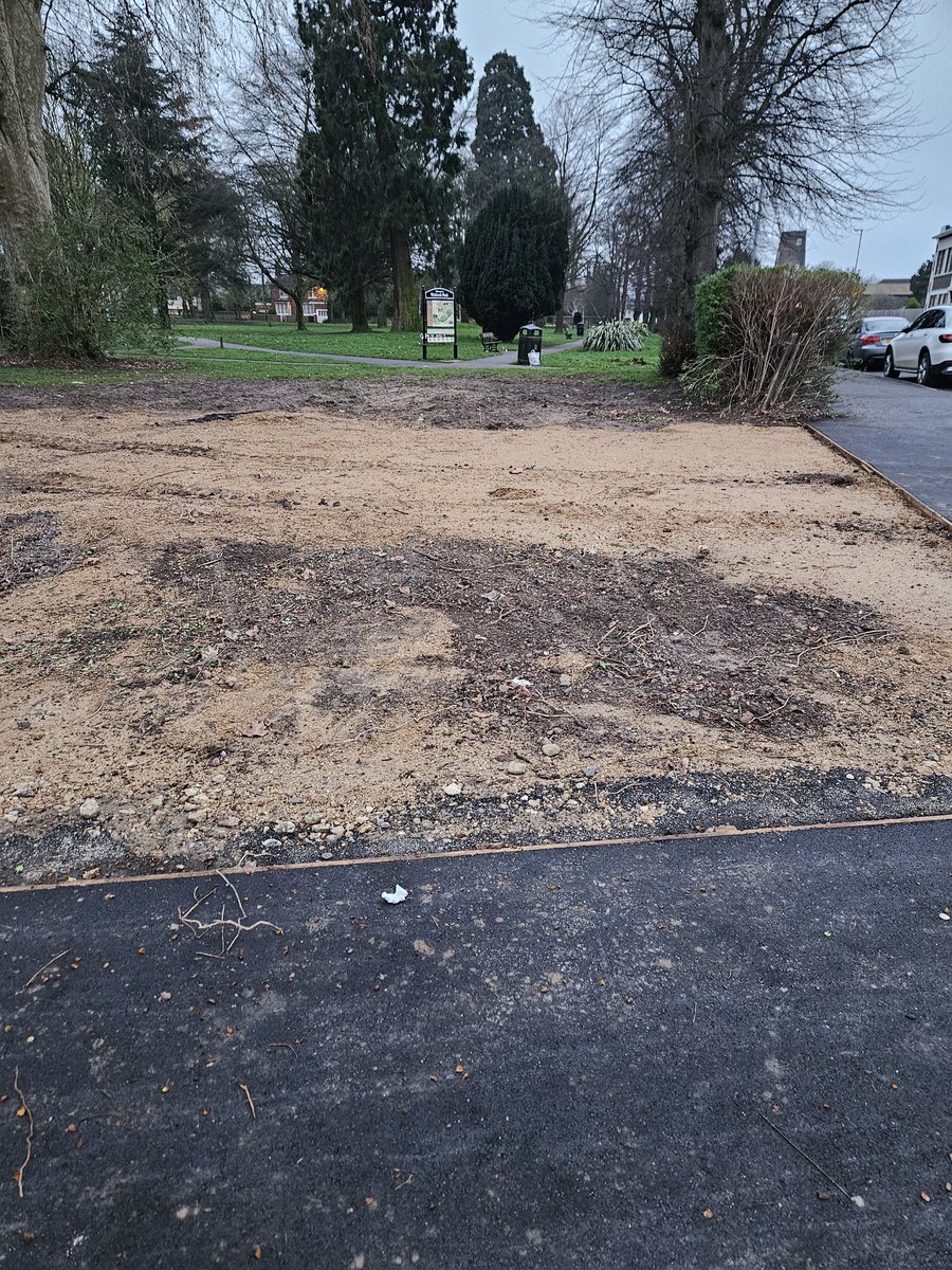 A large sinkhole appeared in Wisbech Park two weeks ago. All filled in now. Can you spot the issue. 🤔
They have tarmaced a traffic cone into the new pavement!.
The contractors of @FenlandCouncil .
I salute you!! 🫡 😆😆😆
(Yes I tried. Stuck fast)