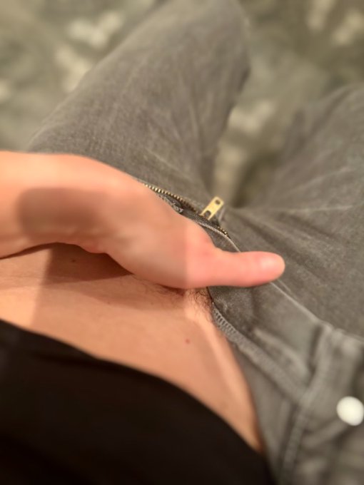 Det &auml;r ok att fingra sig p&aring; kontoret va? https://t.co/S3cvCPSlcO