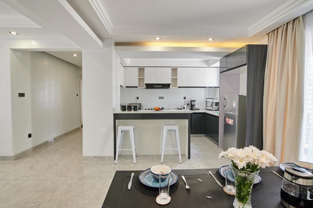 HolidayCoast's tweet photo. 3 bedroom apartment at Perry West Residency, Kilimani Nairobi 

All rooms en-suite and  with TVs.

Monthly rate Kes.300,000/- exclusive of electricity. Inclusive of internet, water bill, cleaning twice a week.

Rooftop terrace 
Swimming pool
Gymnasium

Daily Rate 20k per night https://t.co/g8gA2H22WS
