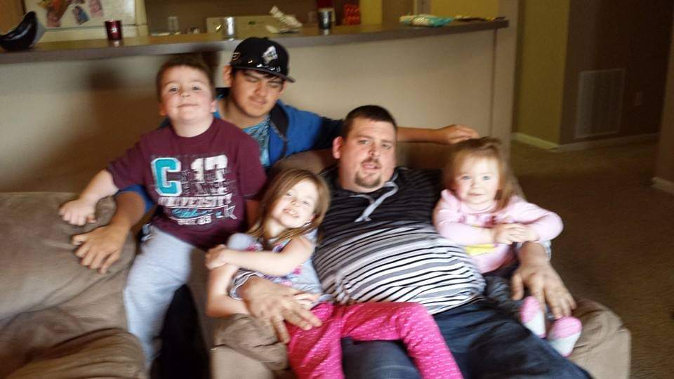Brxku2's tweet photo. It hurts to say and come to the realization that My Uncle Derick passed away an Hour ago, I love you man and I have so much regret that I can't hug your tall ass no more... Why can't this just be a horrible nightmare... I just wanna wake up and this all be gone. Please dont leave https://t.co/mzHez0yIqH