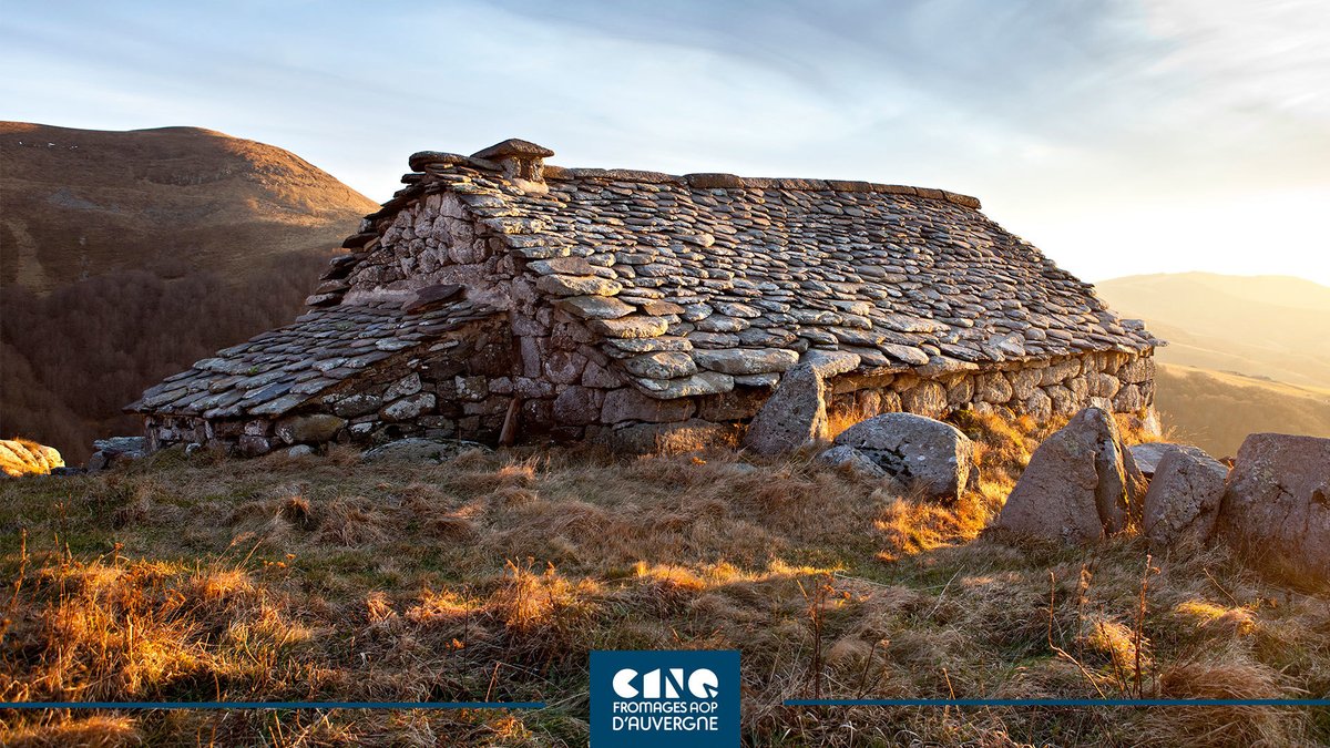 Notre #jeudiphoto, le #buron du #Cantal, une petite maison dans la prairie ! Bâtisses de pâturages d'altitude inscrites dans le patrimoine cantalien, en pierre et couvertes de lauzes, les burons témoignent de l'empreinte de la production fromagère dans le massif. 📷 P. Soissons