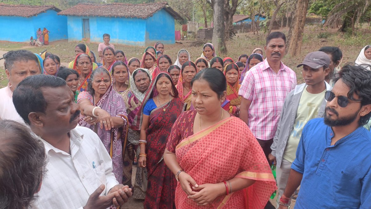 Geetakora1's tweet photo. आज मनोहरपुर प्रखंड के ग्राम डिम्बुली का दौरा की। इस दौरान सम्मानित ग्रामीणजनों से कहाकि  आपसबों के स्नेह और आशीर्वाद से आपके बीच पहले भी थी और आगे भी आपके सहयोग और समर्थन के साथ मिलकर काम करने को प्रतिबद्ध हूं।
@BJP4Jharkhand @BJP4India https://t.co/zKYwYHbVzy