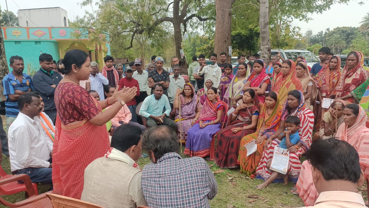 Geetakora1's tweet photo. आज मनोहरपुर प्रखंड के ग्राम डिम्बुली का दौरा की। इस दौरान सम्मानित ग्रामीणजनों से कहाकि  आपसबों के स्नेह और आशीर्वाद से आपके बीच पहले भी थी और आगे भी आपके सहयोग और समर्थन के साथ मिलकर काम करने को प्रतिबद्ध हूं।
@BJP4Jharkhand @BJP4India https://t.co/zKYwYHbVzy