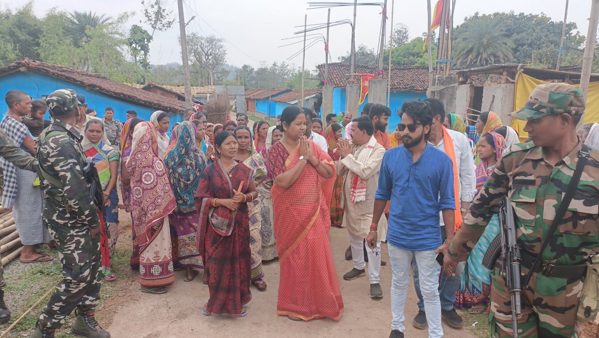 Geetakora1's tweet photo. आज मनोहरपुर प्रखंड के ग्राम डिम्बुली का दौरा की। इस दौरान सम्मानित ग्रामीणजनों से कहाकि  आपसबों के स्नेह और आशीर्वाद से आपके बीच पहले भी थी और आगे भी आपके सहयोग और समर्थन के साथ मिलकर काम करने को प्रतिबद्ध हूं।
@BJP4Jharkhand @BJP4India https://t.co/zKYwYHbVzy