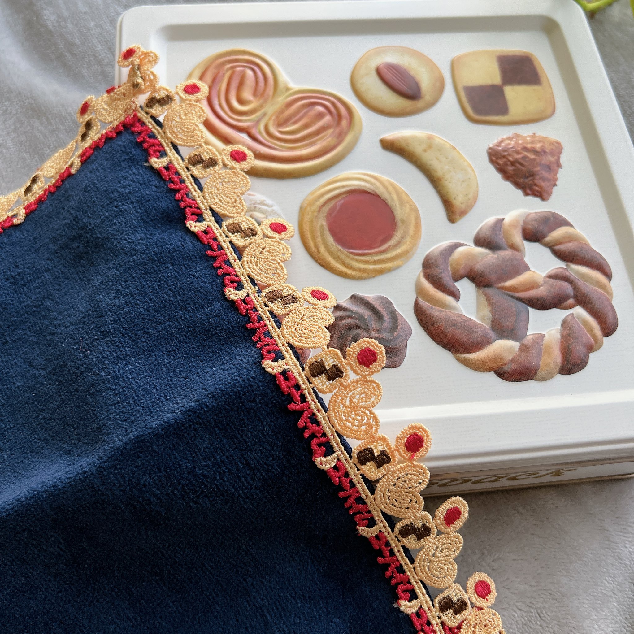 ユーハイム 近沢レース ハンカチ2枚セット＋クッキー1缶 老舗ハンカチのお菓子コラボ、「ユーハイム」再現レースに反響