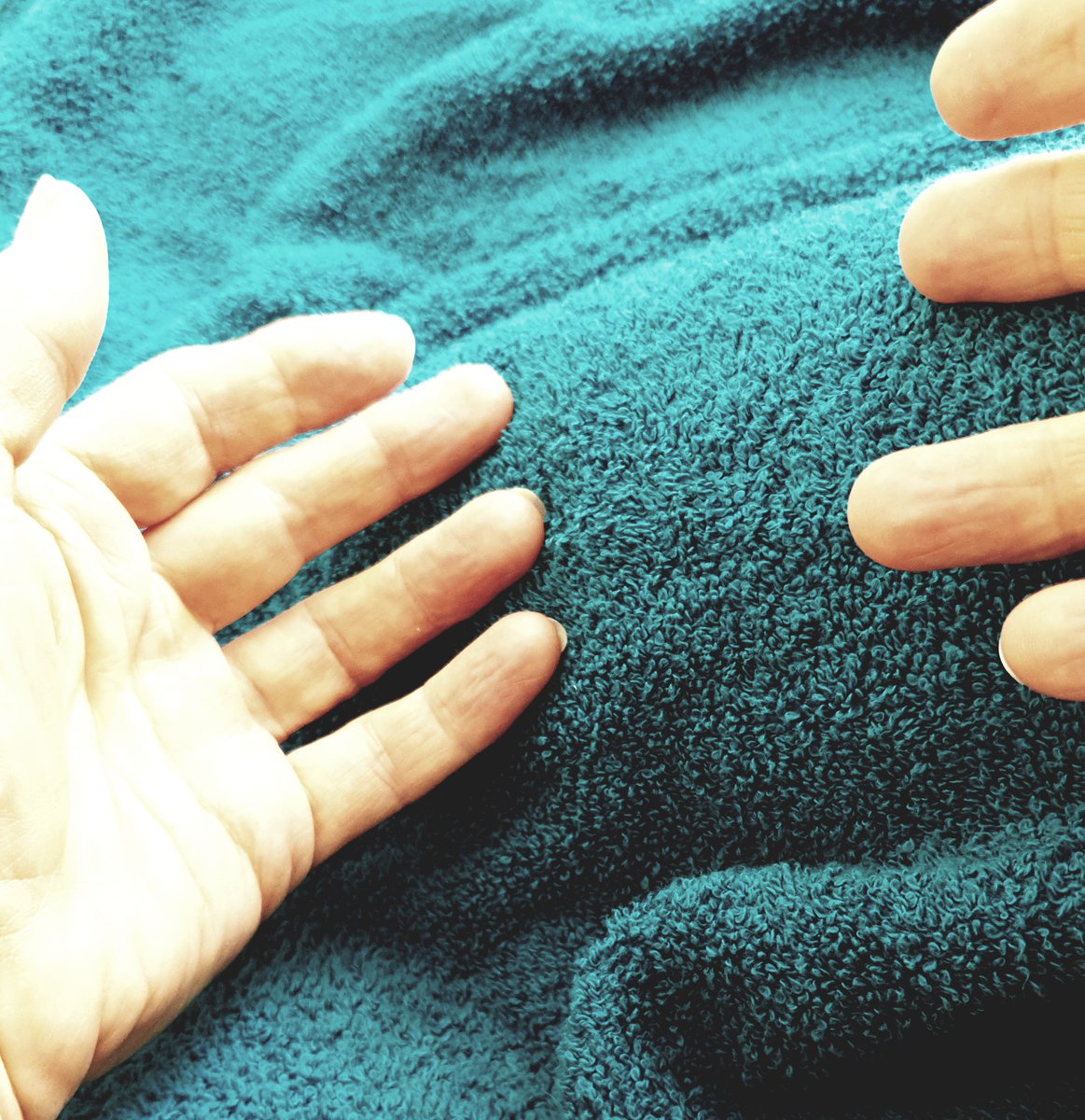 Massage4Dmentia's tweet photo. Light back of the hand pressure thro towels
turn hands over
deepen pressure
Permission seeking
introduction to touch
defining boundaries
reassuring
#MeetMeWhereIAm #TowelEtiquette #BodilyAutonomy #massage #NationalComplementaryTherapyWeek #NationalComplementaryTherapyWeek2024 https://t.co/Y3OIWyUjo8