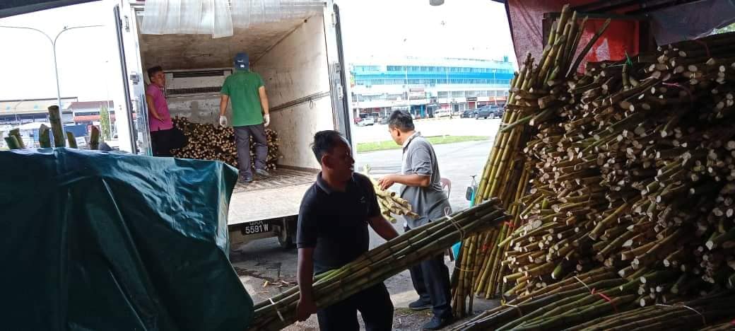 FAMA_sarawak's tweet photo. 21 Mac 2024 | Khamis | Sibu
Penghantaran komoditi tebu kepada pelanggan sebanyak 4,755 kg.

Kepada usahawan/peniaga setempat yang ingin mendapatkan bekalan boleh berhubung dengan kami.

“𝐈𝐍𝐓𝐄𝐆𝐑𝐈𝐓𝐈 𝐃𝐀𝐍 𝐈𝐍𝐊𝐋𝐔𝐒𝐈𝐕𝐈𝐓𝐈 : 𝐏𝐄𝐌𝐀𝐂𝐔 𝐊𝐄𝐉𝐀𝐘𝐀𝐀𝐍” https://t.co/rY9UhfBNhH