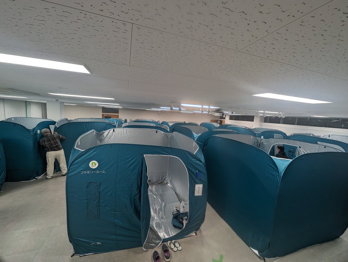KiyunaTomoko's tweet photo. ①「なは防災キャンプ」１泊参加。防災テントに実際に寝泊まりでき子連れで学習しました。
🥢沖縄そばの炊き出し夕食
🎤能登半島地震の被災地訪問報告、
○避難所への持ちものレク
⛺テント設置（室内・屋外）
🥄非常食での朝食
🧑‍🤝‍🧑防災を学ぶ周辺ウォーキング
詰め詰めじゃないのに盛りだくさん。 https://t.co/1gRA7lspf5