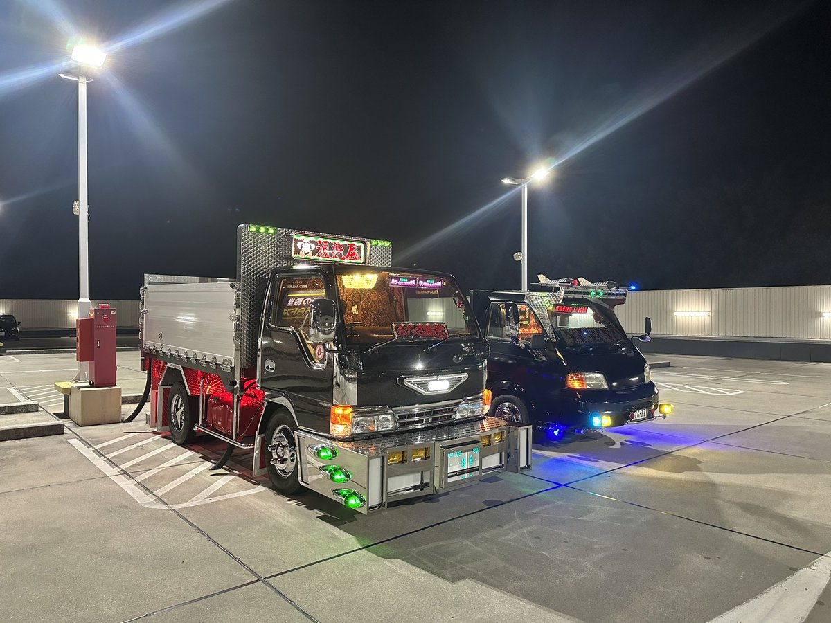 地元の友達と山岡家からのドンキ🤣
このサイズだとギリギリ
一般駐車場停めれるから便利🤔
しかも屋上w
3.5トンある車体で屋上🤣