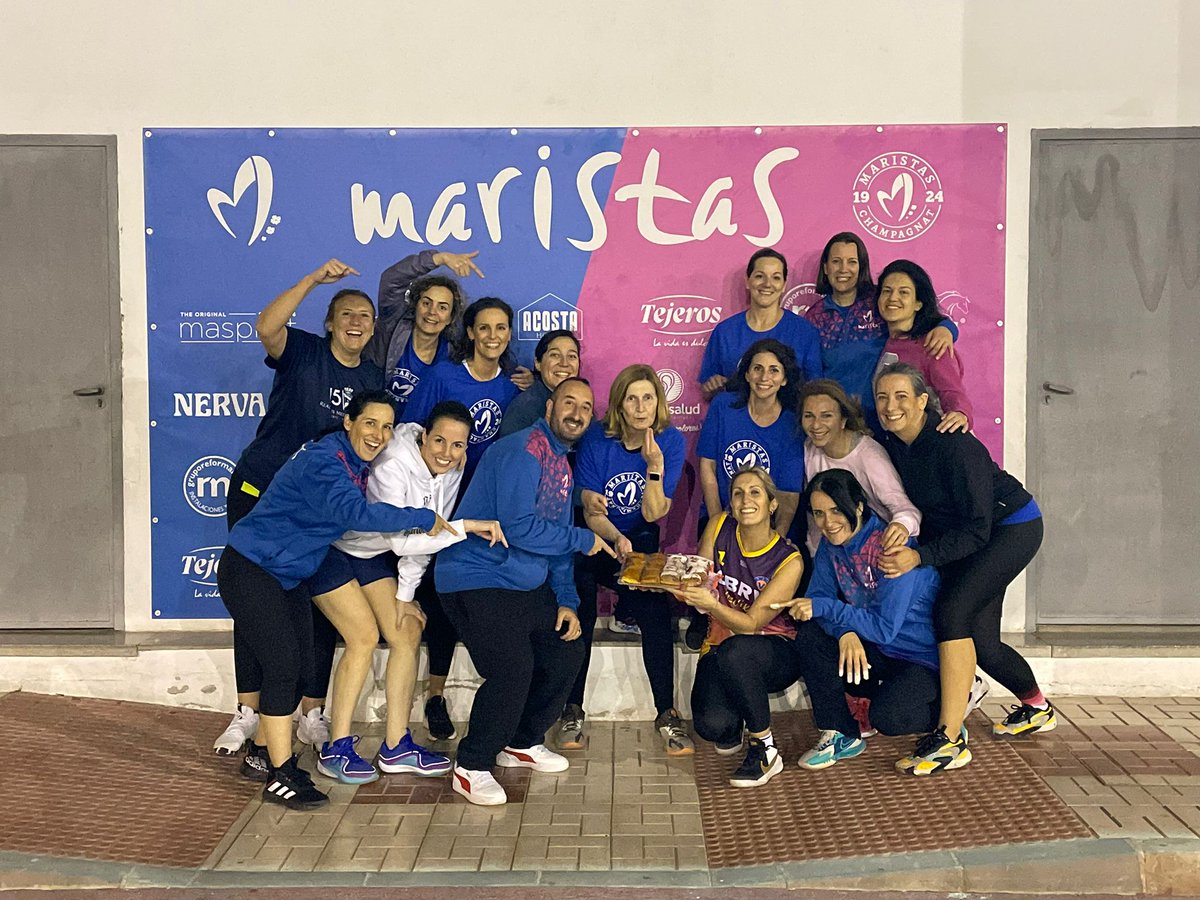 cdMaristasMlg's tweet photo. Nuestro equipo senior Fem +35 🏀 @MaristasMalaga organizó ayer un partido contra sus hij@s para cerrar esta fase de la temporada e irse de vacaciones de Semana Santa. ¡Y comieron torrijas! https://t.co/unZBqdb5mM