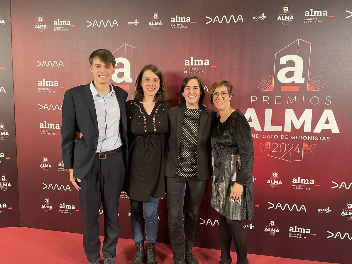 Gràcies <a href="/almaguionistas/">ALMA GUIONISTAS</a> per la nominació de la T4 de <a href="/Crims_Oficial/">Crims</a>! Una gran nit. I felicitats al <a href="/El_Intermedio/">El Intermedio</a>, que va acabar guanyant el premi a millor guió de programa! A la foto hi falta <a href="/marta_freixanet/">Marta Freixanet</a>,que sempre està enfeinada i <a href="/onitchka/">Ona Tura</a>, que sempre està al peu del canó