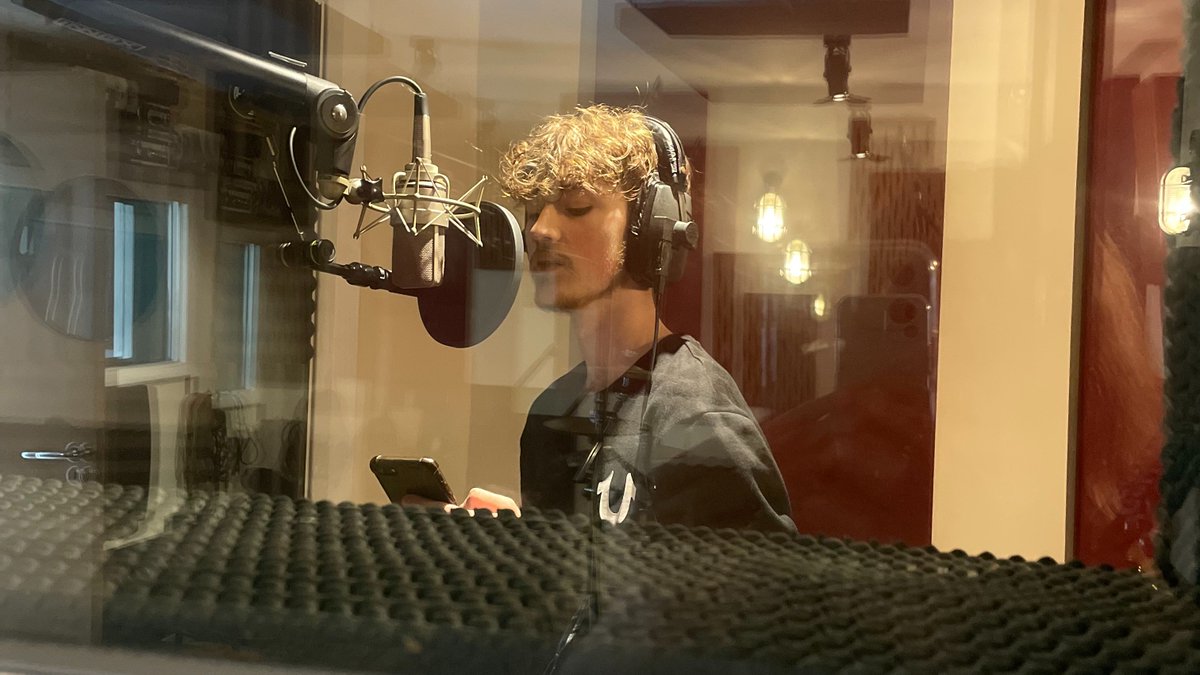 Congrats! Incredible track by Jake 'I have you on repeat' selected for #TheAudioYellowBook for @PboroCollege LISTEN HERE - youtube.com/watch?v=c_ju96… Jake came to record the track @StudiosDeadline with @stevethedrummer - Digital wellbeing resource available college wide for free