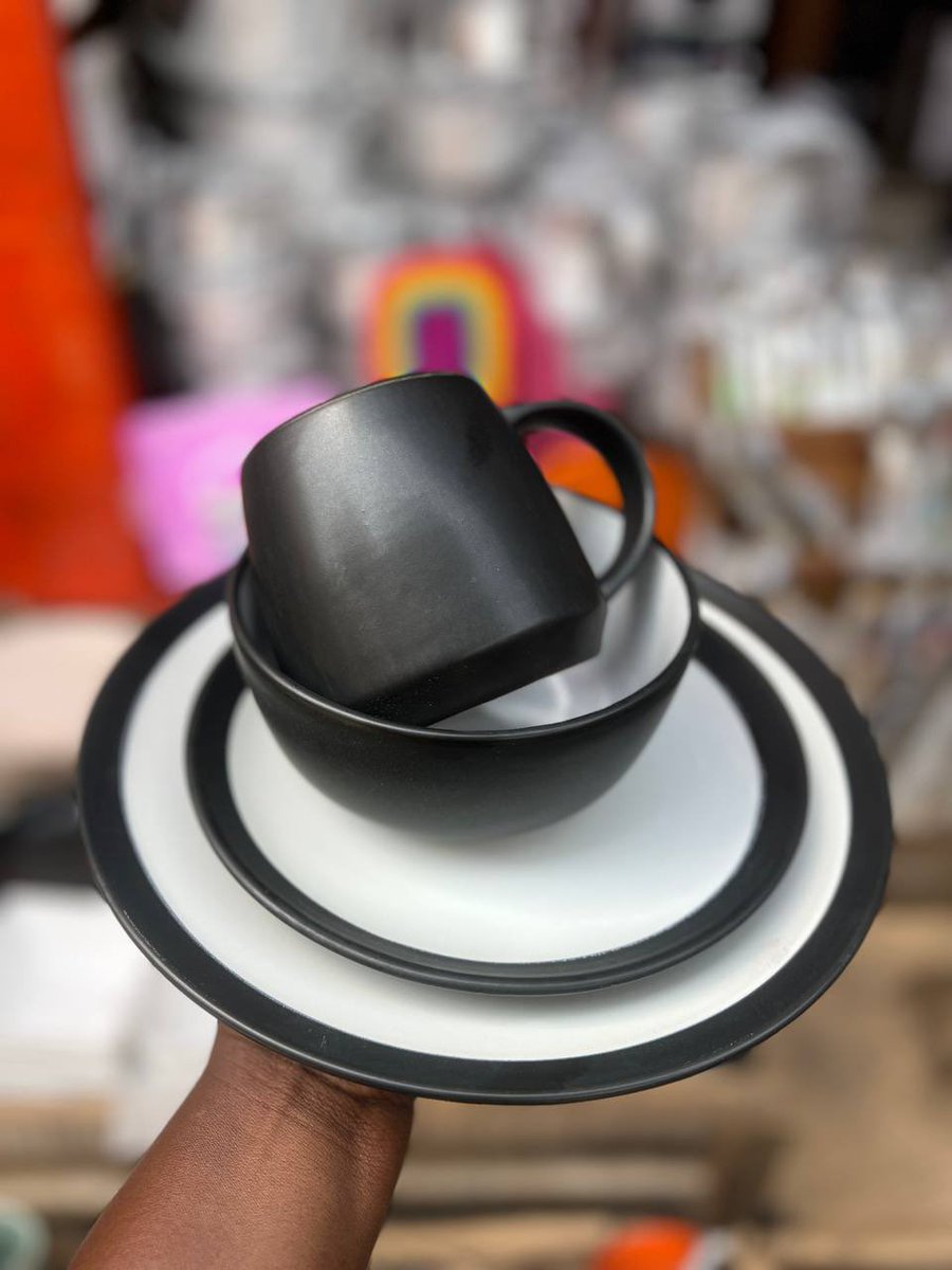 16pcs quality dinner set
4 flat plates
4 side plates 
4 soup bowls
4 mugs

38,000 naira