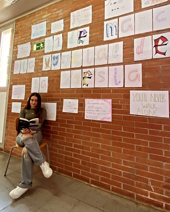 InsTorreRoja's tweet photo. Avui, 21 de març, des de creació literària, celebrem el dia mundial de la poesia llegint seriosament; perquè deia Joan Fuster que només hi ha una forma seriosa de llegir, que és ~rellegir~. https://t.co/McjUUvd51Y