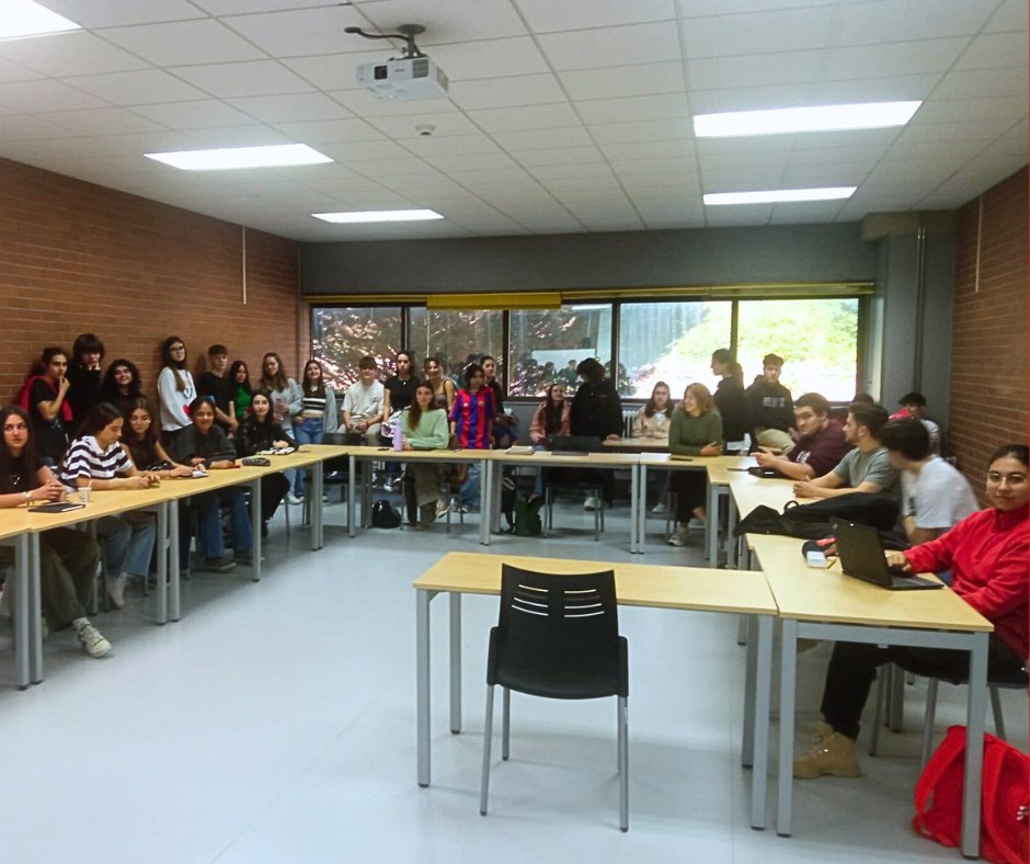 Ayer en la mañana, el equipo docente de la Facultad y los alumnos de 1º de #gradodgp recibimos la visita del alumnado de 1º Bachillerato del #iesxunqueira1. ¡Siempre es un placer hacer de anfitriones y compartir nuestro proyecto educativo con nuevas generaciones!