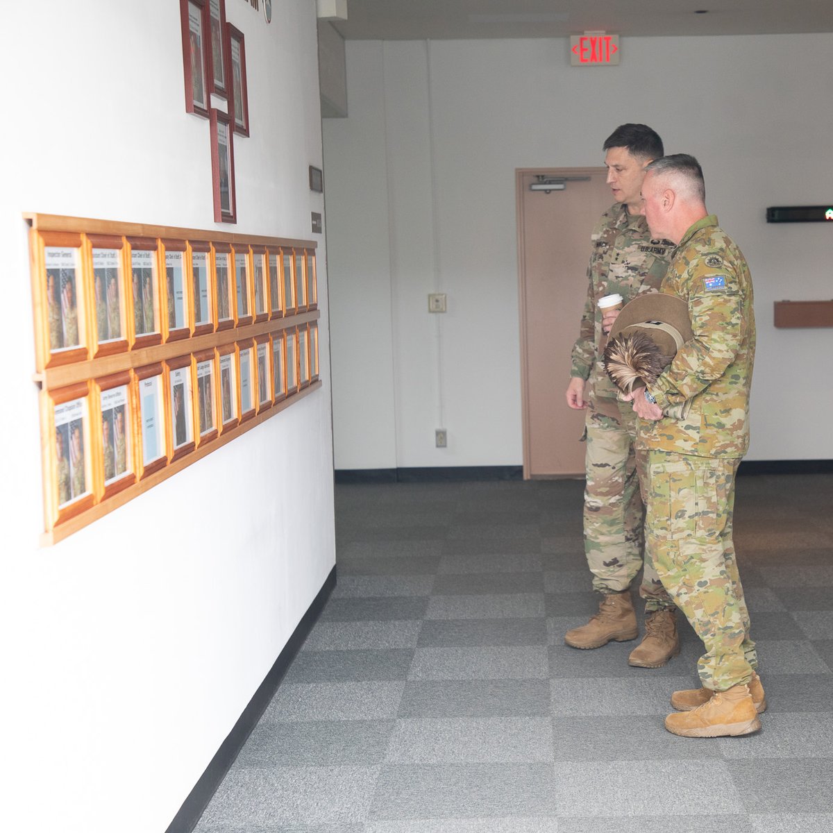 3月19日、在日米陸軍司令官ウォーマック少将は、キャンプ座間を訪れた