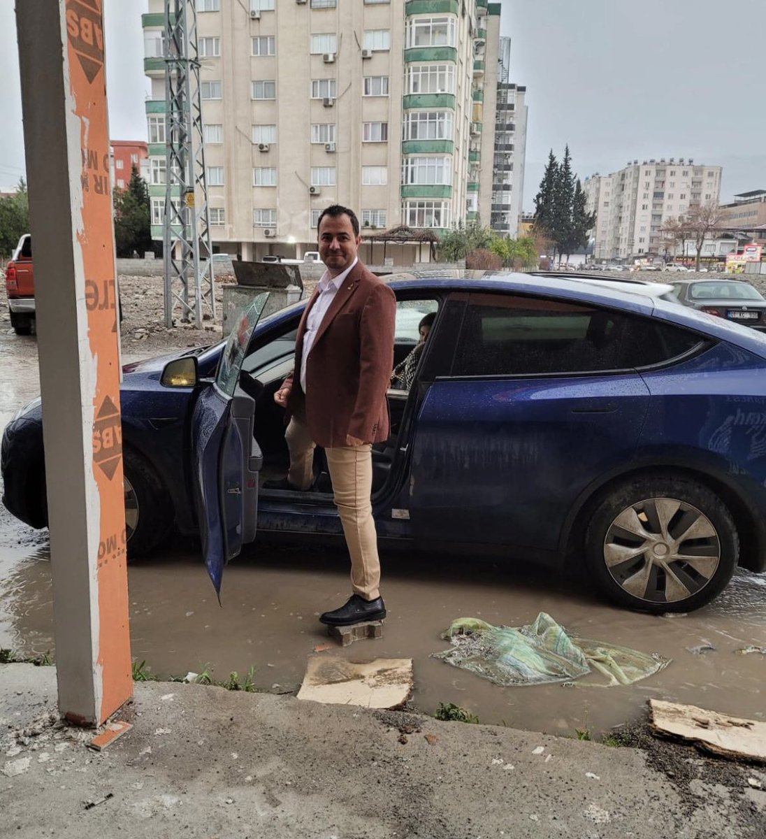 Zafer Partisi Osmaniye Belediye Başkan adayı Ahmet Atakan Ertuğ, belediyenin altyapı çalışmalarını şu sözlerle tiye aldı: “Her şeyi devletten beklemeyin. Ufak bir yağmurda yollar nehir; şehir venedik oluyorsa 1 adet parke taşıyla arabanıza ulaşabilirsiniz.😃” @atakanertug