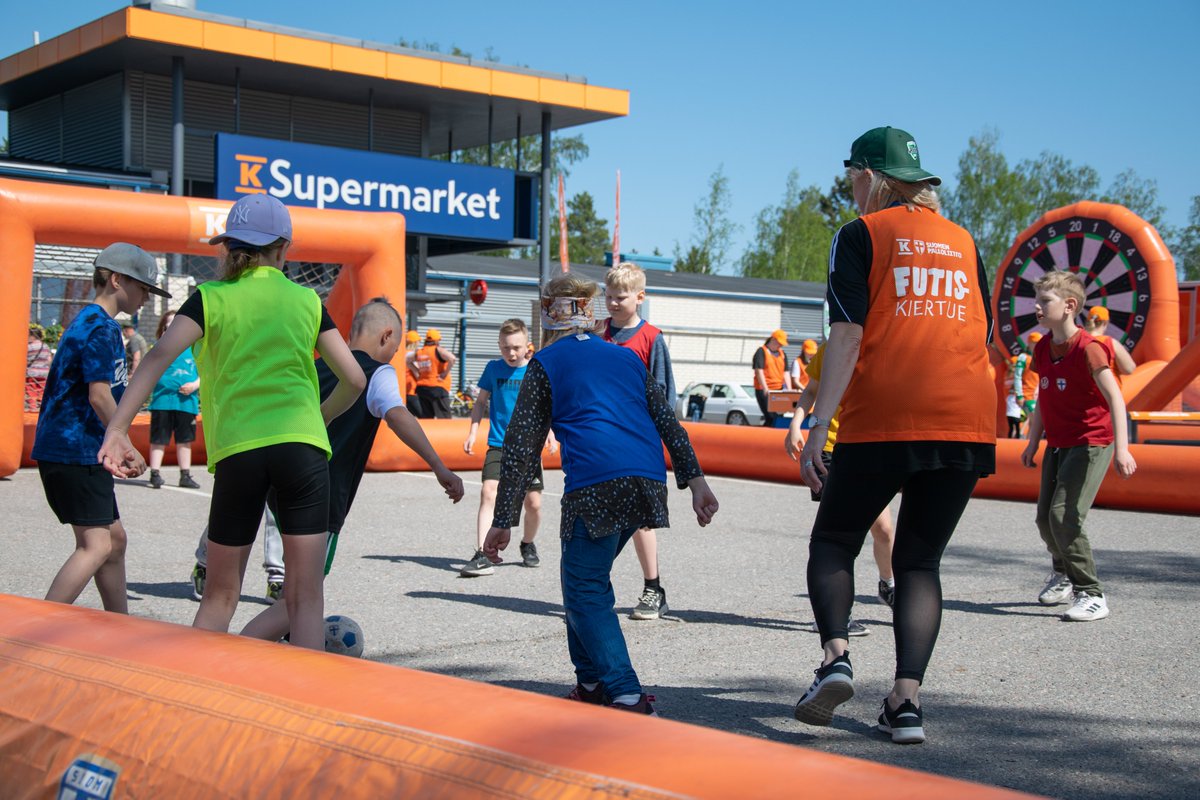 Palloliitto on mukana liikuttamassa lapsia ja nuoria Liike on lääke -hankkeessa! ⚽🤸‍♀️ K-ryhmän käynnistämän lajirajoja rikkovan yhteishankkeen tavoitteena on järjestää tänä vuonna yli sata maksutonta liikuntatapahtumaa ympäri Suomea. ⤵️ palloliitto.fi/ajankohtaista/… #LiikeOnLääke