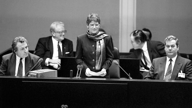 Ein Sturm toste über Rita Süssmuth hinweg, als sie im Herbst 1993 in der Fraktionssitzung Kohls Bundespräsidentenkandidaten, Steffen Heitmann,  nach seinem Umgang mit dem NS fragte. Heitmann war nicht nur durch irritierende Aussagen zur angeblichen Rolle der Frau aufgefallen,