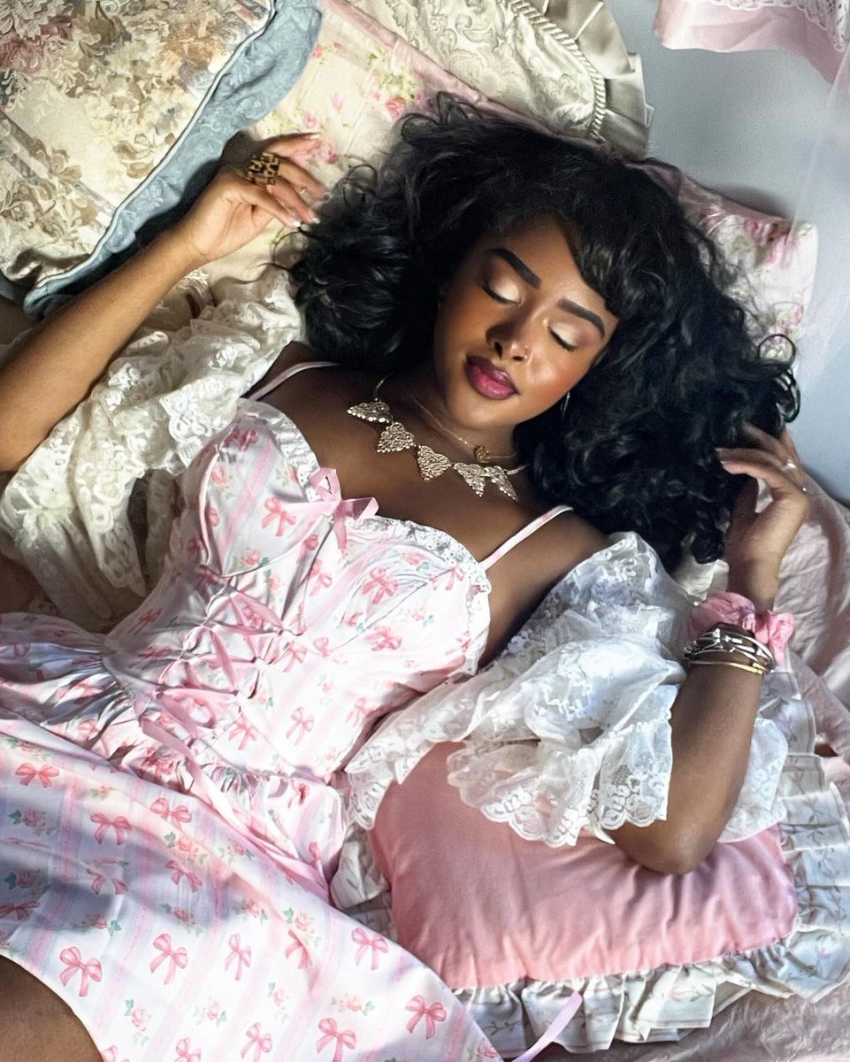 ROMWESHOP's tweet image. flower princess do exist 🌸🤍🎀 via Instagram@megansoigne #ROMWE #coquette #springlook #softgirl #cutecore #altfashion