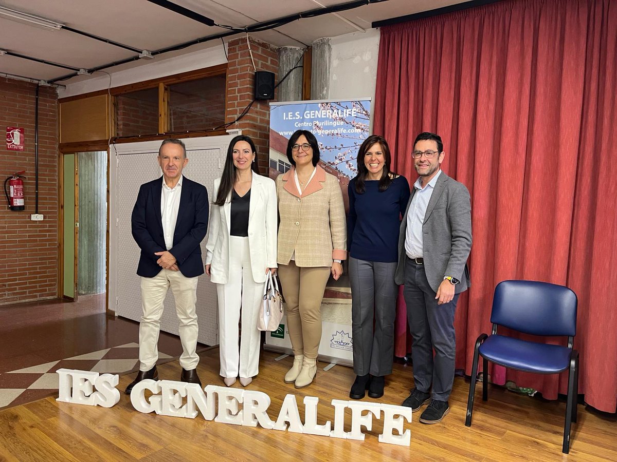El Presidente D. Manuel Pérez y  el Secretario General, D. Jesús Saavedra visitan la II FERIA DE ORIENTACIÓN ACADÉMICA Y PROFESIONAL organizada por el IES GENERALIFE en Granada.